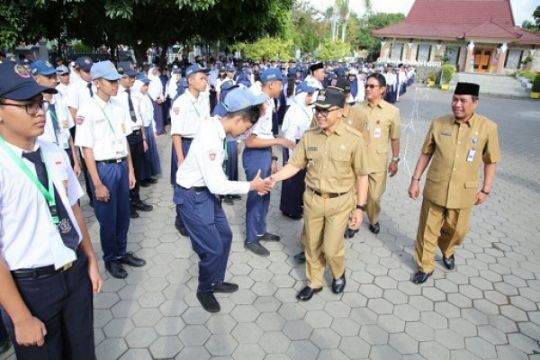 Bupati Abdullah Azwar Anas bersalaman dengan siswa di Banyuwangi, Senin (16/7). Foto : Humas Banyuwangi