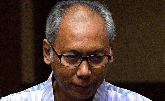 Dokter RS Medika Permata Hijau  Bimanesh Sutarjo menunduk saat meninggalkan ruangan usai menjalani sidang putusan di Pengadilan Tipikor, Jakarta, Senin 16 Juli 2018.Majelis Hakim menjatuhkan vonis tiga tahun penjara dan denda Rp150 juta subsider satu bulan kurungan karena terbukti terlibat bersama mantan pengacara Setya Novanto, Fredrich Yunadi merintangi penyidikan perkara korupsi. (foto:sigid kurniawan/antara)