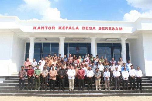 Bupati Inhu H Yopi Arianto beserta jajarannya foto bersama berlatar belakang Kantor Desa Seresam.