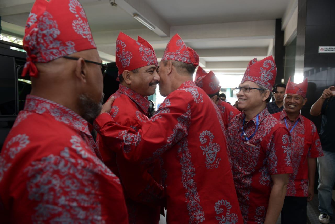 Menpar disambut hangat di tengah-tengah masyarakat Banyuwangi di.Bandung. foto:kemenpar