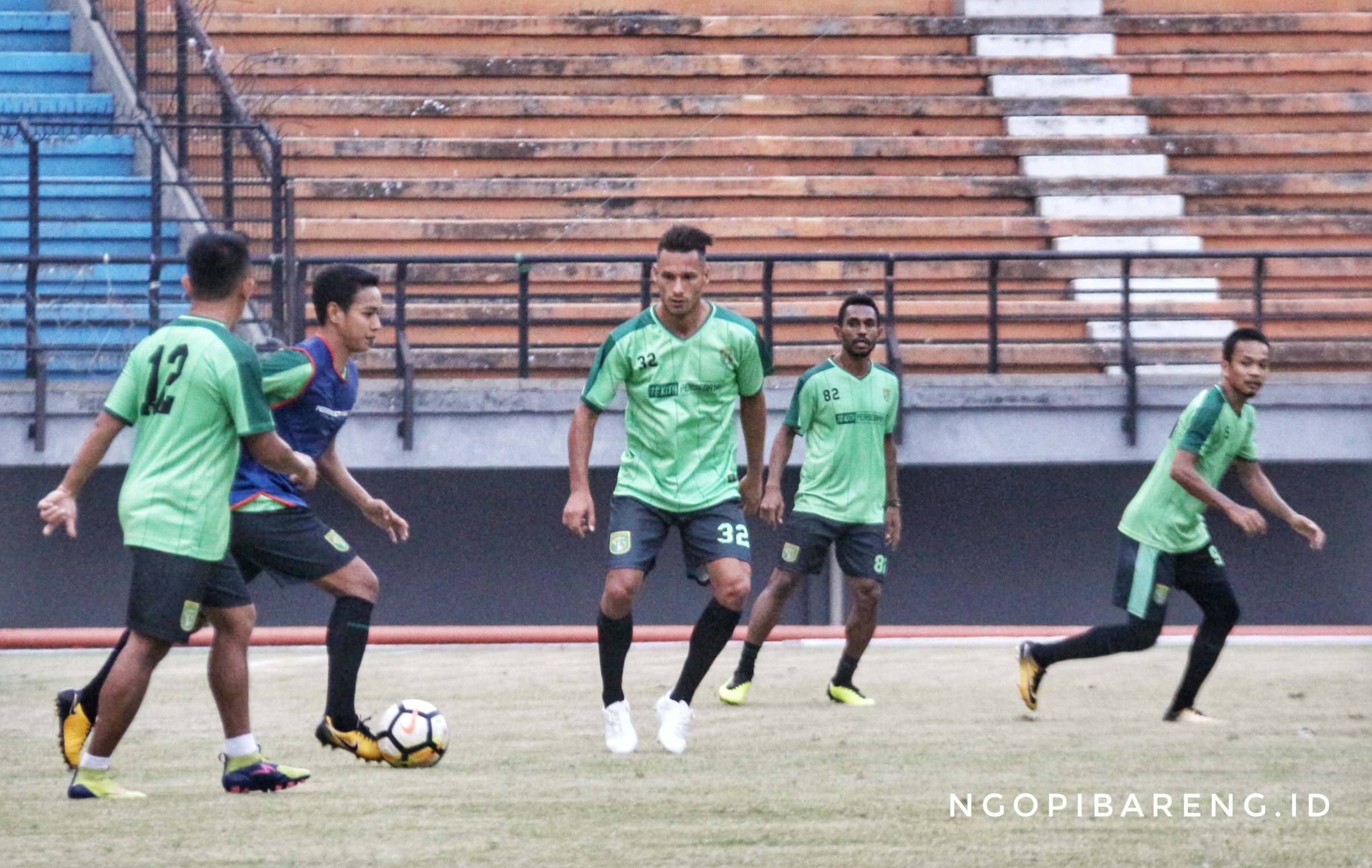 Pemain Persebaya, Raphael Maitimo (tengah) saat ikuti latihan perdana di Stadion Gelora Bung Tomo, Senin 16 Juli 2018. (foto: hrs/ngopibareng)