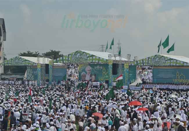 JAMAAH: Warga NU Jawa Timur ketika melaksanakan istighotsah kubro di Sidoarjo, 2017. (foto: dok ngopibareng.id)