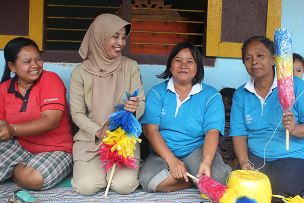 Perempuan-perempuan perkasa pembuat kemoceng di Jabalsari. foto:widikamidi