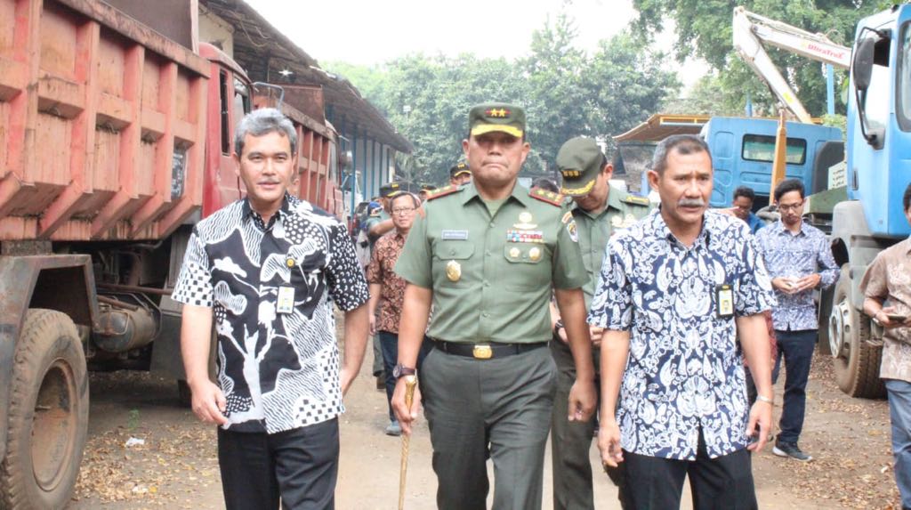 Kementerian PUPR melalui Balai Besar Wilayah Sungai (BBWS) Ciliwung dan Cisadane, Direktorat Jenderal (Ditjen) Sumber Daya Air (SDA) melakukan kerja sama dengan Komando Daerah Militer (Kodam) Jaya dalam pemeliharaan 4 Sungai dan 9 Situ di Jabodetabek.  (Foto: Dok. PUPR)