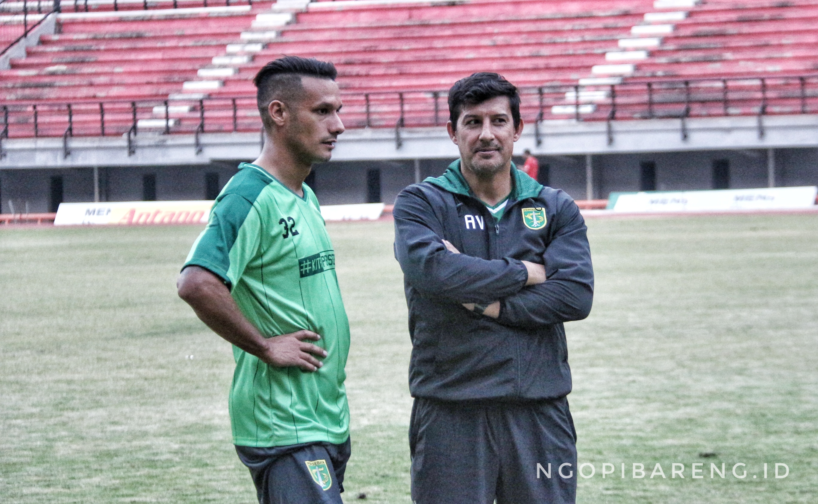 Pelatih Persebaya, Angel Alfredo Vera bersama Raphael Maitimo saat latihan di Stadion Gelora Bung Tomo, Senin 16 Juli 2018. (foto: hrs/ngopibareng)