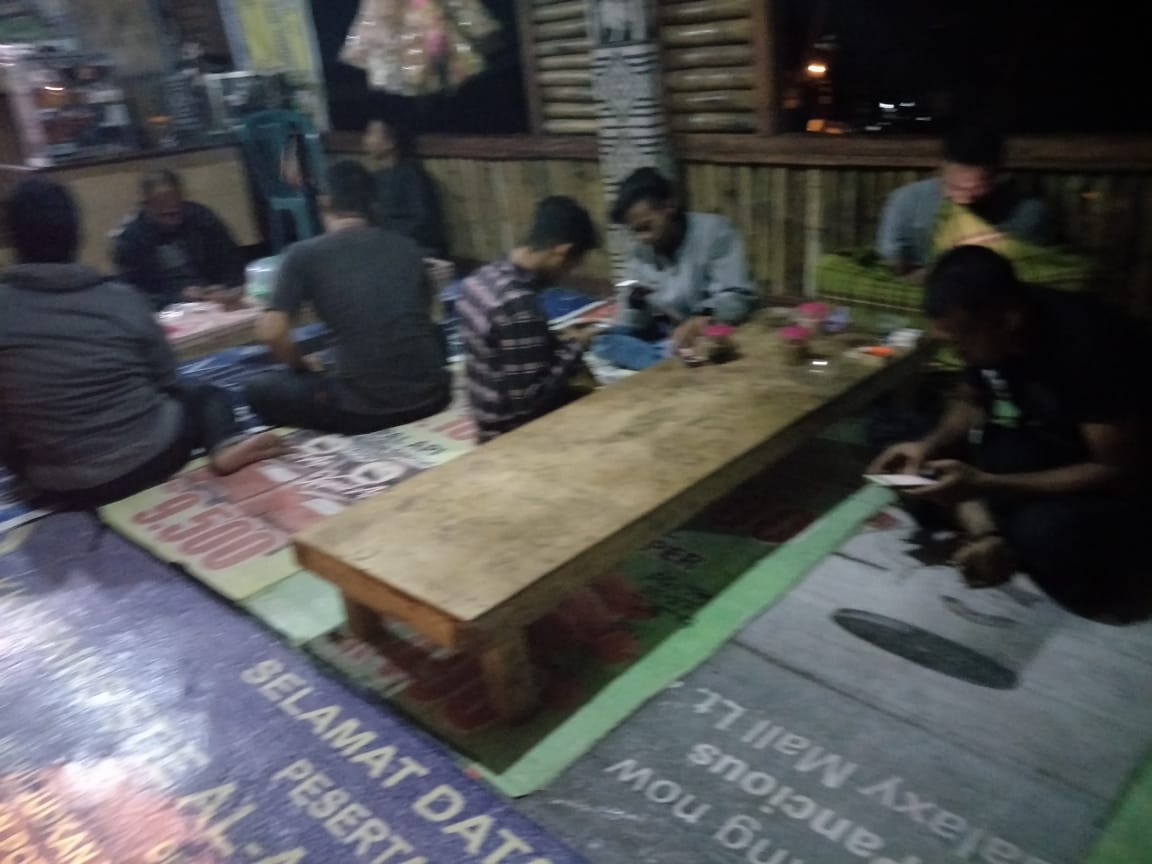 Suasana Warung Kopi Di Desa Jembul, Kecamatan Jatirejo, Mojokerto  