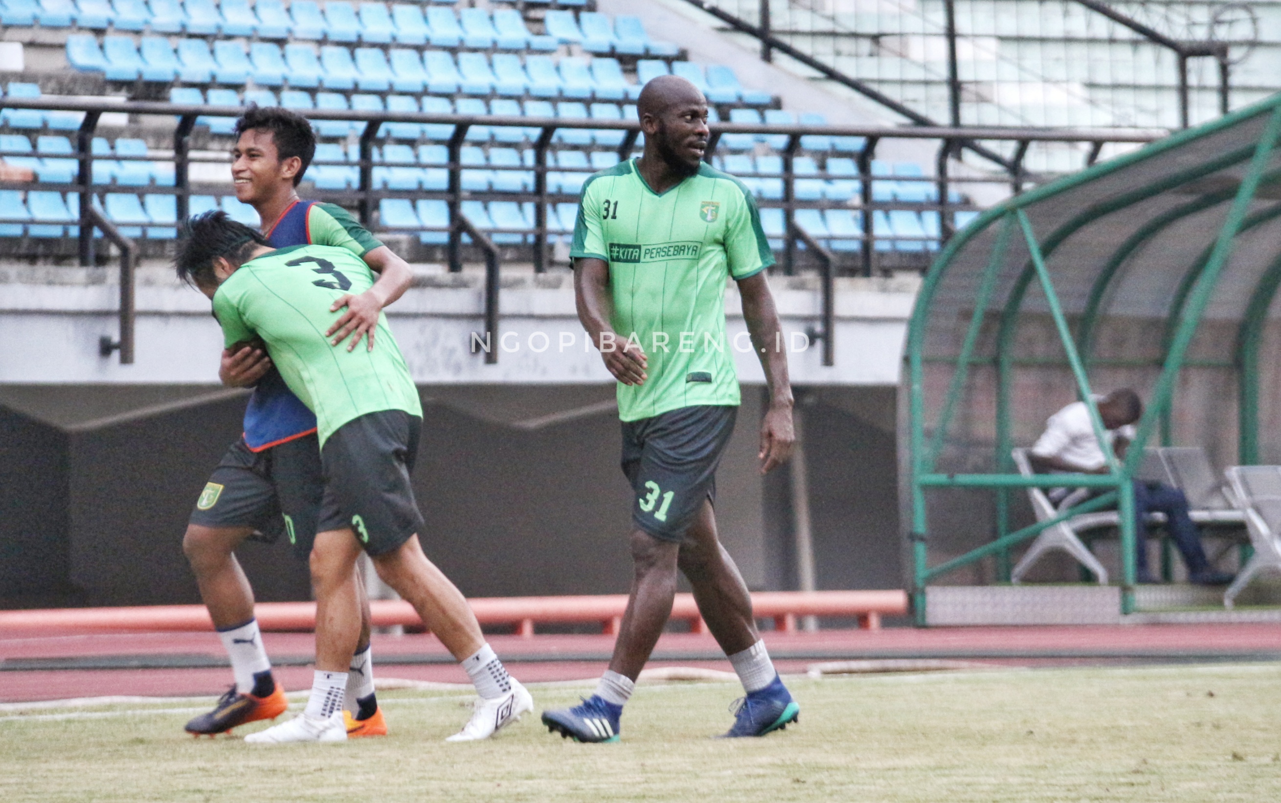 Pemain Persebaya, OK Jhon jalani latihan perdana di Stadion Gelora Bung Tomo Surabaya, Senin 16 Juli 2018. (foto: hrs/ngopibareng)