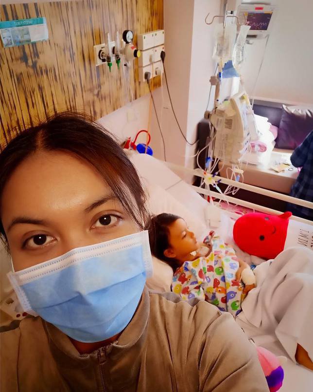Denada tak lelah menemani putrinya, Shakira Aurum, perawatan leukimia di sebuah rumah sakit di Singapura.