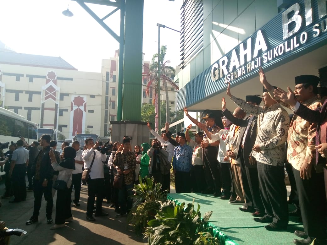 Menteri Agama RI Lukman Hakim Saifuddin, melepas calon jamaah haji di Asrama Haji Sukolilo, Surabaya, Selasa, 17 Juli 2018. (Foto: farid/ngopibareng.id) 