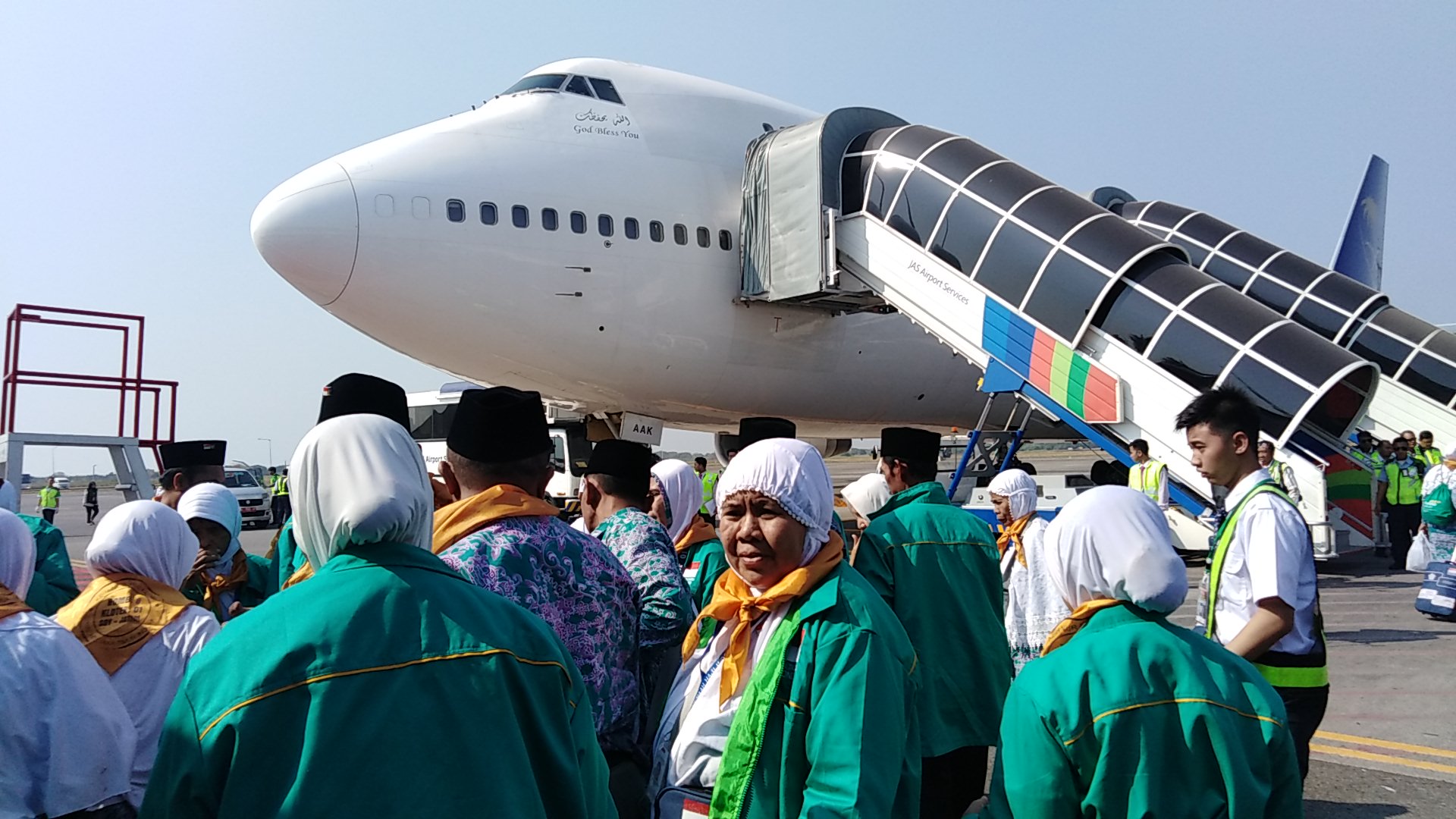 Kloter pertama jamaah haji Embarkasi Surabaya, sesaat sebelum berangkat ke tanah suci, di terminal 1 Juanda Surabaya, Selasa 17 Juli 2018. (foto: farid/ngopibareng.id) 