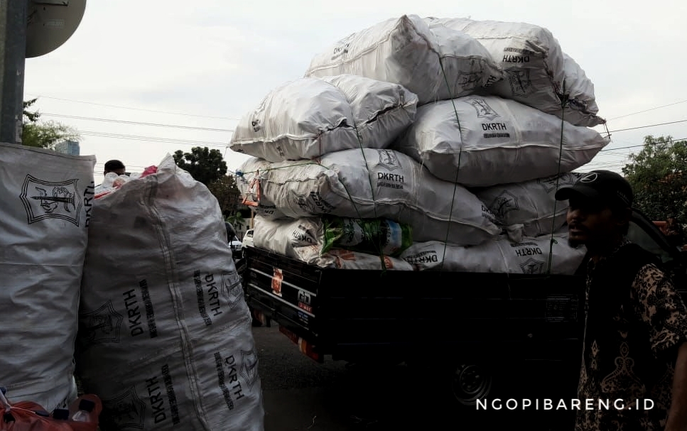 Sampah botol plastik dari penumpang Suroboyo Bus. (foto: ngopibareng)