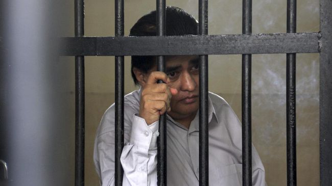 Dimas Kanjeng di balik jeruji besi. 
