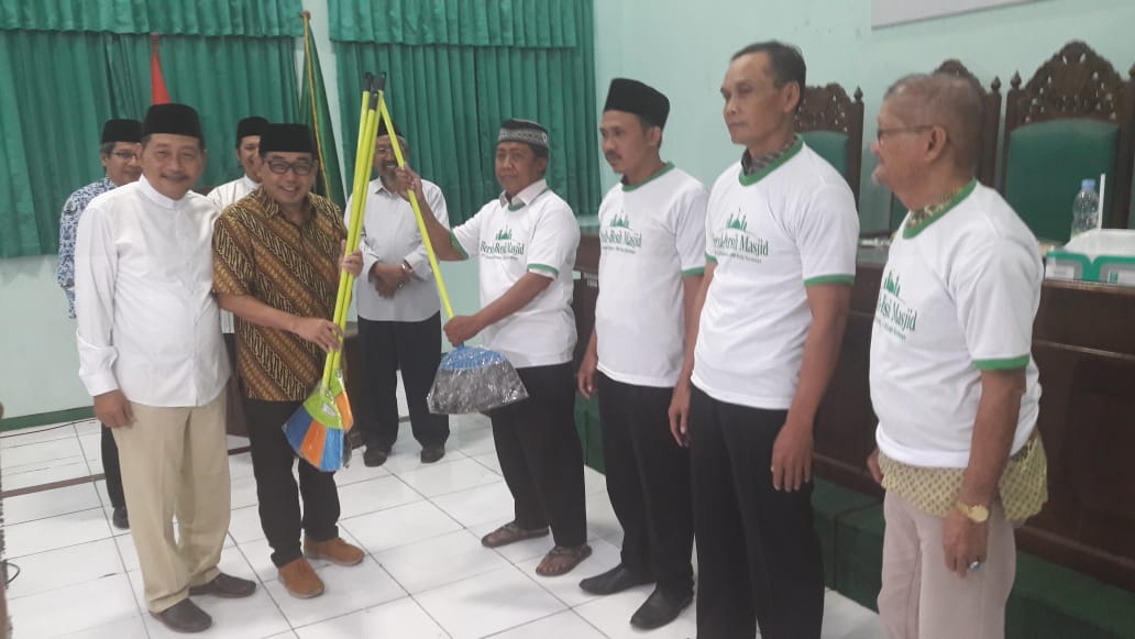 Ketua Dewan Masjid Indonesia (DMI) Surabaya, Arif Afandi bersama para takmir masjid di Surabaya. (foto: DMI for ngopibareng.id)