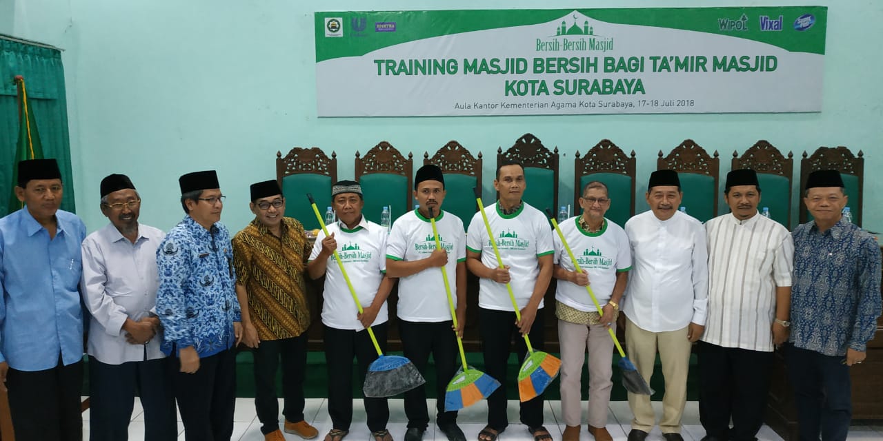 Pengurus DMI beserta perwakilan peserta Training Masjid Bersih untuk Takmir Masjid se Surabaya.