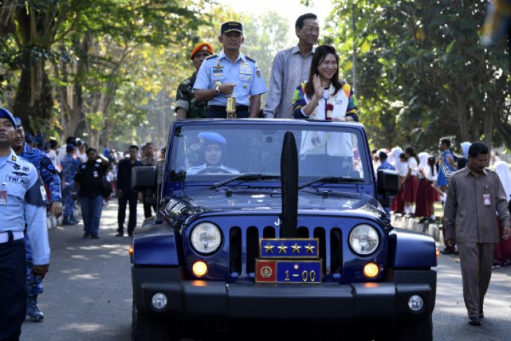 KSAU Marsekal TNI Yuyu Sutisna (kiri), Gubernur DI Yogyakarta Sri Sultan HB X (tengah), dan mantan atlet bulu tangkis Susi Susanti (kanan) membawa api obor Asian Games 2018 di Lanud Adisutjipto, Sleman, DI Yogyakarta, Selasa 17 Juli. Api obor Asian Games 2018 yang diambil dari India tiba di Yogyakarta menggunakan pesawat Boeing 737-500 TNI AU dengan kawalan lima pesawat tempur T-50i. (Foto: Antara)