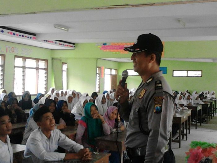 Polisi sedang memberikan penyuluhan soal keamanan dan ketertiban masyarakat kepada siswa. (Foto: tribratanews.com