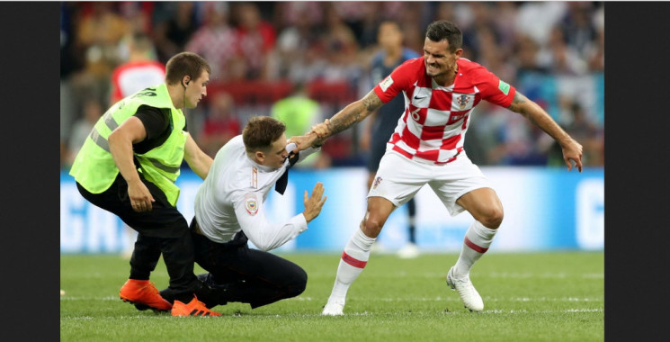 Dejan Lovren dengan emosi menyeret personil Pussy Riot keluar lapangan dalam laga Final Piala Dunia, Minggu 15 Juli 2018. foto: Telegraph.