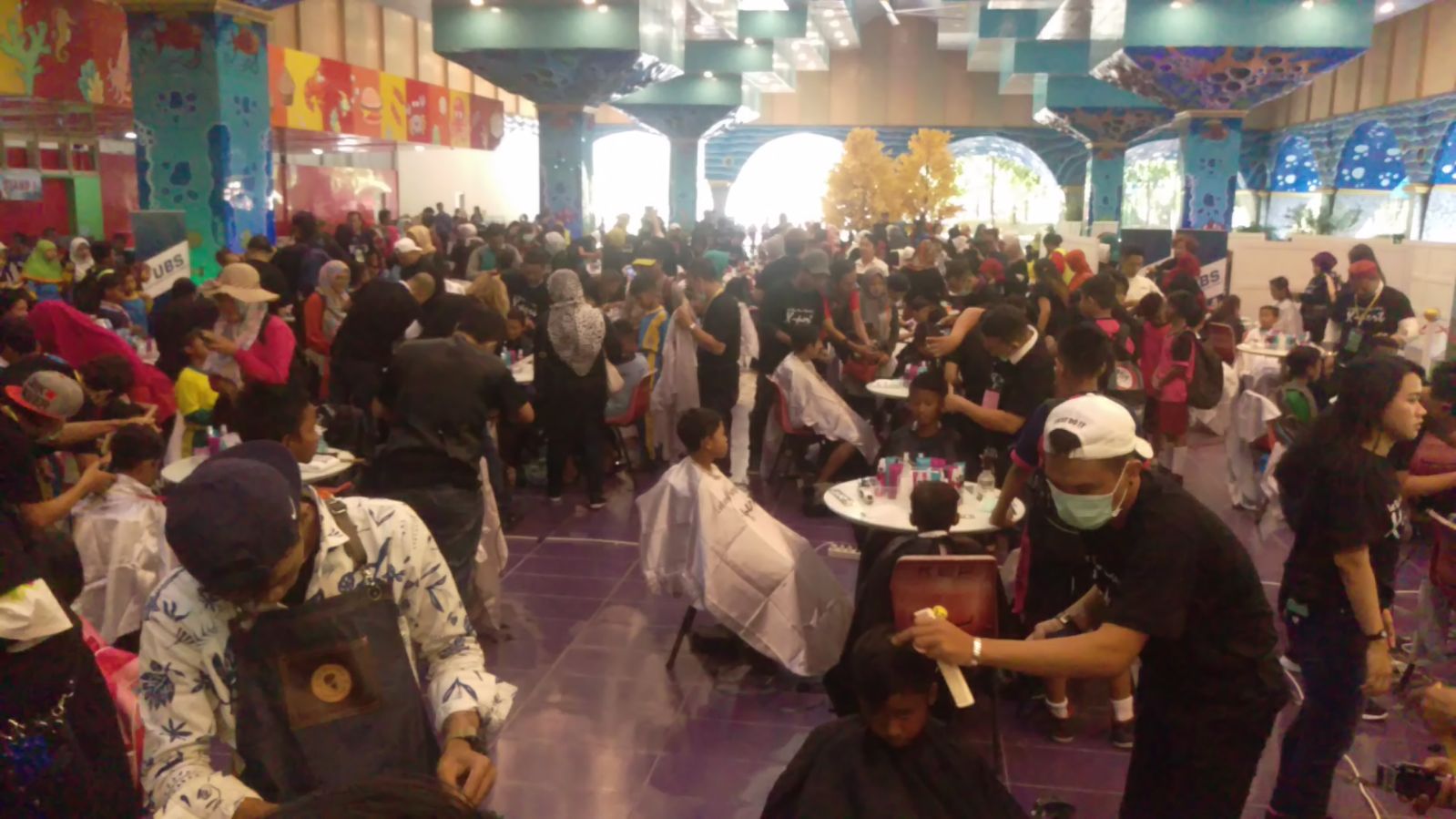 Para peserta potong rambut terbanyak di Surabaya. (Dok)
