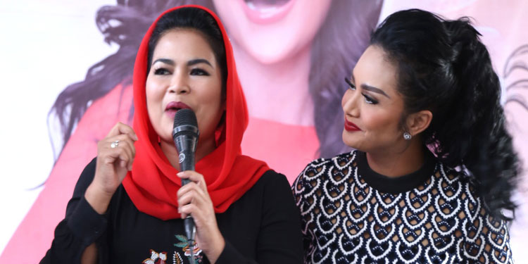 Krisdayanti bersama Puti Guntur Soekarnoputri.