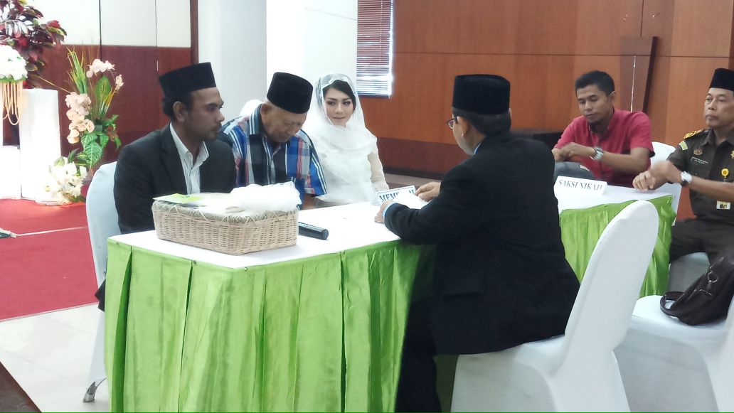 Salah satu pasangan pengantin yang mengikuti nikah massal di Kejati Jatim