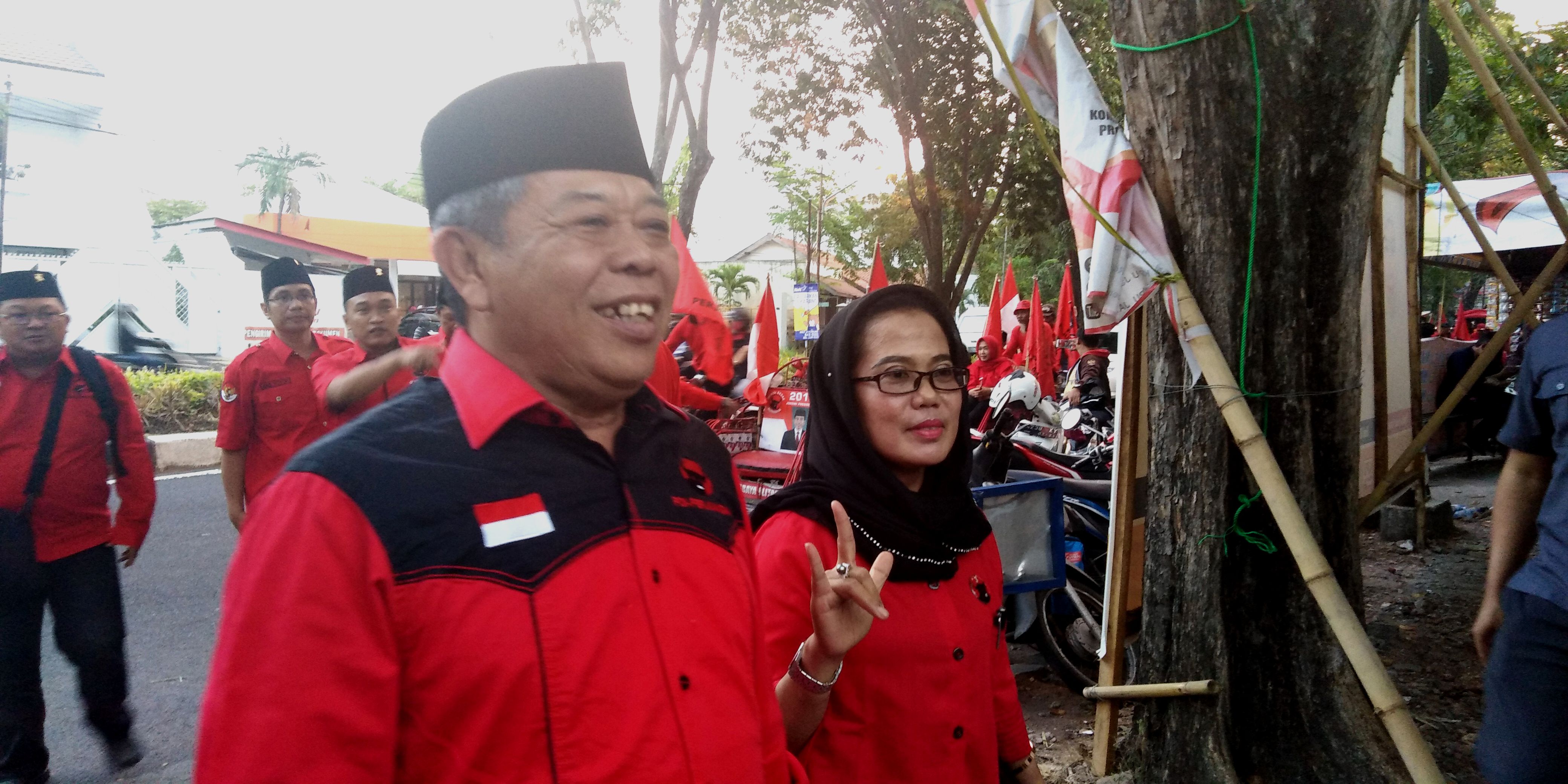 Ketua DPD PDIP Jatim, Kusnadi da Sekretaris DPD PDIP Jatom Sri Untari, saat tiba di KPU Jatim, Selasa, 17 Juli 2018, sore. (fotob farid/ngopibareng.id) 