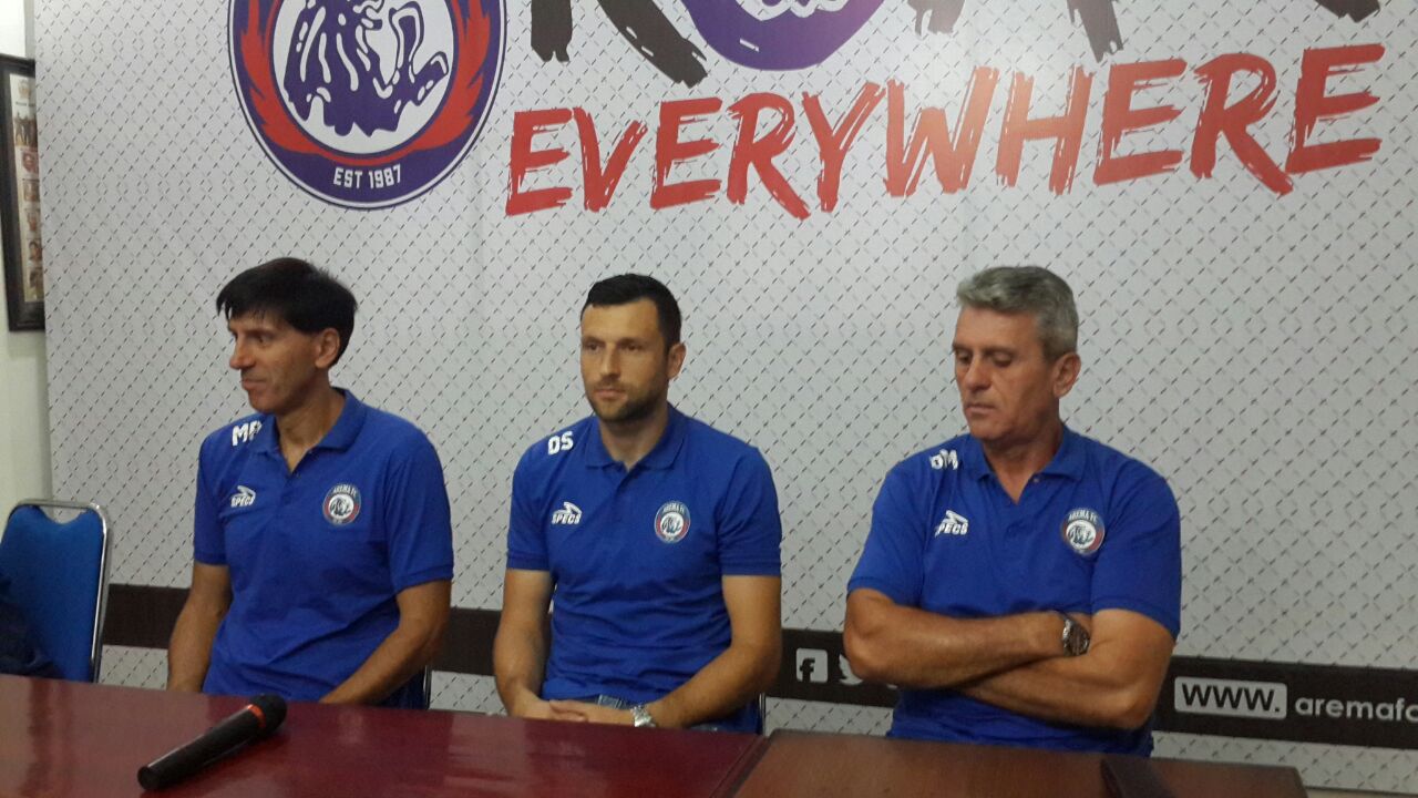 Manajemen Arema FC saat mengenalkan penjaga gawang baru, Srdan Ostojic. 