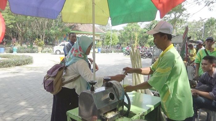 Abdul Chamid berjualan es tebu di Taman Keplaksari, Peterongan, Jombang, Jawa Timur.