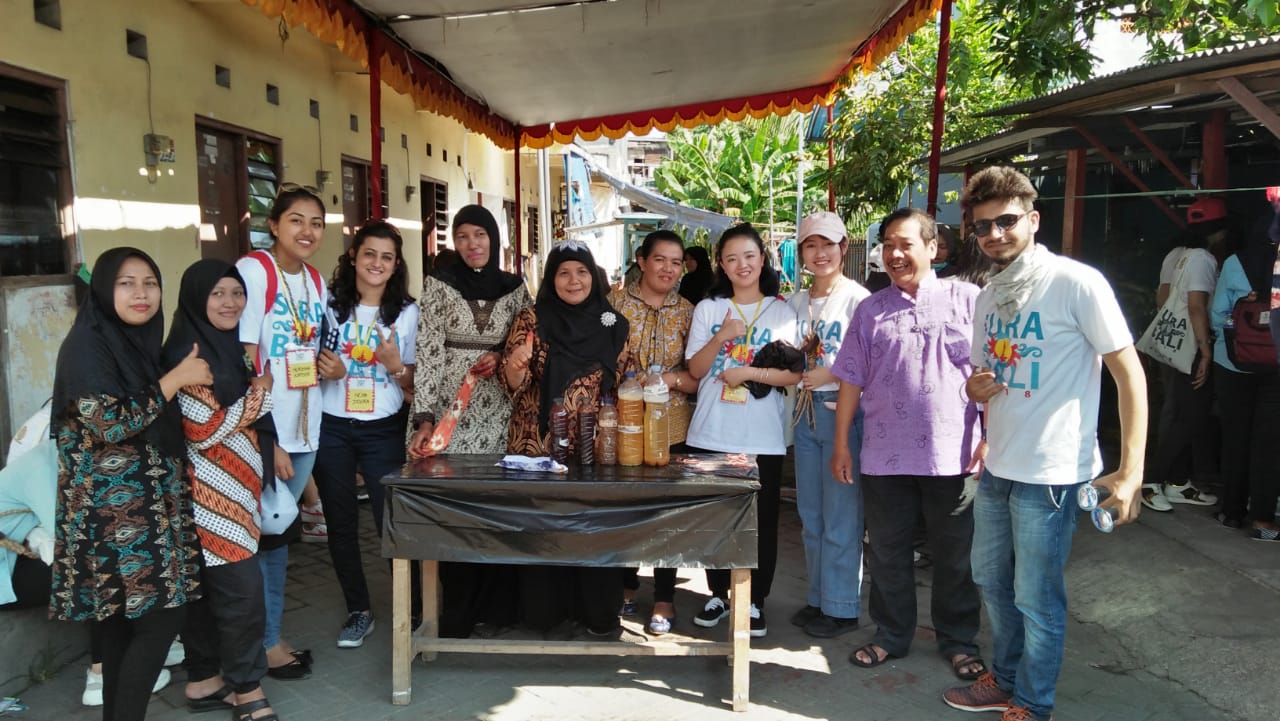 Para peserta SuraBali Summer Program berfoto bersama warga Asem Growong. (Amanah/ngopibareng.id)