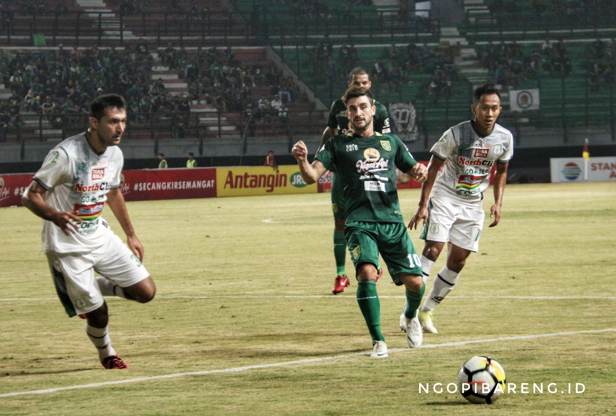 Pemain Persebaya, Robertino Pugliara saat berduel dengan pemain PSMS Medan. (Foto: Haris/ngopibareng)