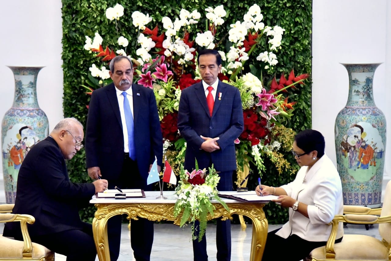 Presiden Jokowi dan Presiden Peter Martin Christian menyaksikan penandatanganan nota kesepahaman mengenai pembebasan visa bagi pemegang paspor diplomatik dan paspor dinas kedua negara. Nota kesepahaman ini ditandatangani oleh Menteri Luar Negeri RI Retno Marsudi dan Menteri Luar Negeri Negara Federasi Mikronesia Christopher I. Christian. (Foto: Divisi Pers Presiden)
