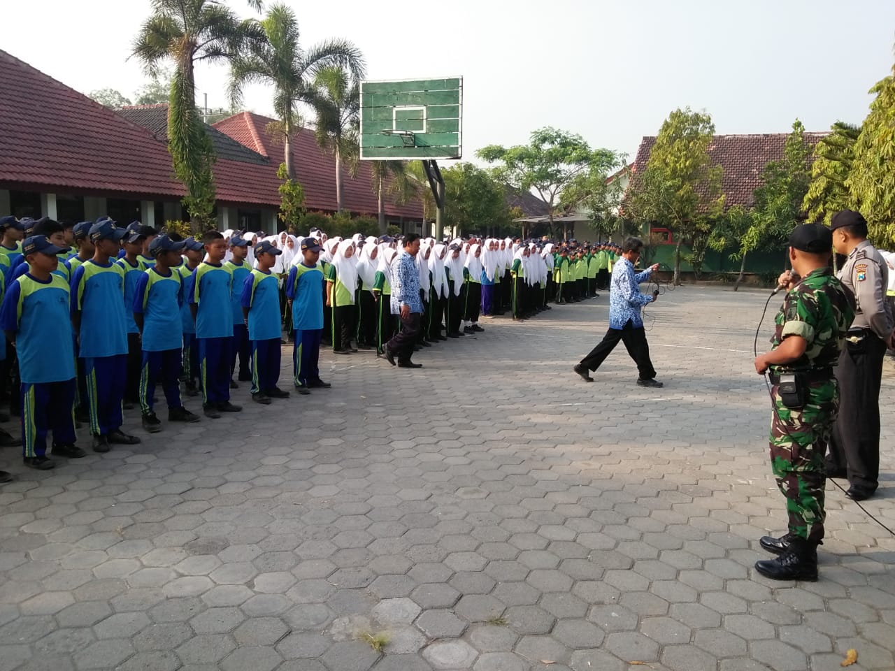 Bainsa Pos Ramil Mojoanyar Sertu Suratin Bersama Anggota Polsek Bekali PBB Peserta Didik Baru 