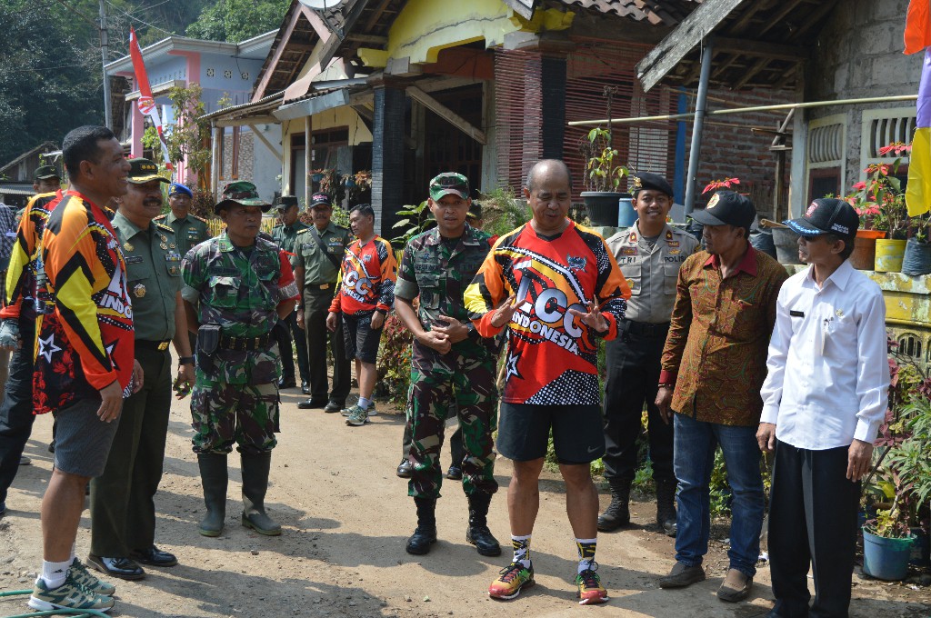 Pangdam V/Brawijaya Saat Meninjau Lokasi TMMD Desa Jembul Kecamatan Jatirejo Kabupaten Mojokerto, Jawa Timur