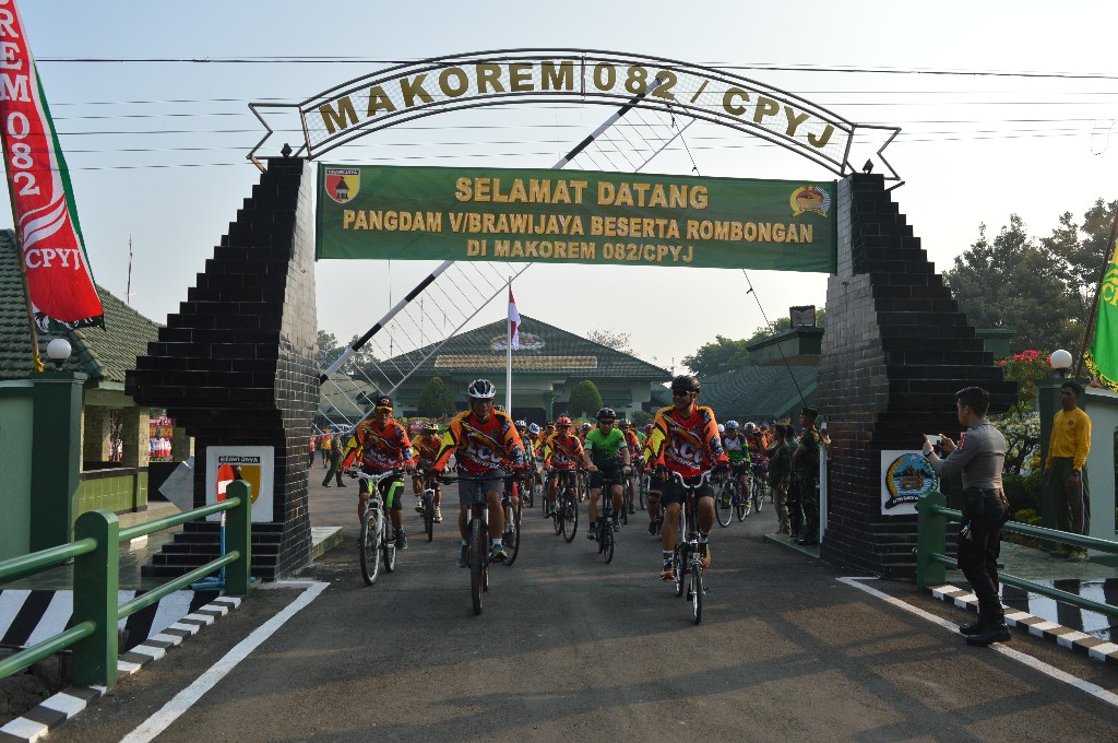 Pangdam V/Brawijaya Gowes Menuju Lokasi TMMD Desa Jembul Kecamatan Jatirejo Kabupaten Mojokerto, Jawa Timur