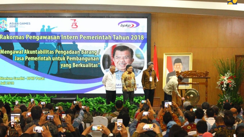 Wapres Jusuf Kalla dan Menteri Basuki pada Rapat Koordinasi Nasional Pengawasan Intern Nasional Tahun 2018 dengan tema “Mengawal Akuntabilitas Pengadaan Barang dan Jasa Pemerintah untuk Pembangunan yang Berkualitas” di Kantor Badan Pengawasan Keuangan dan Pembangunan (BPKP), di Jakarta, Selasa, 17 Juli 2018. 