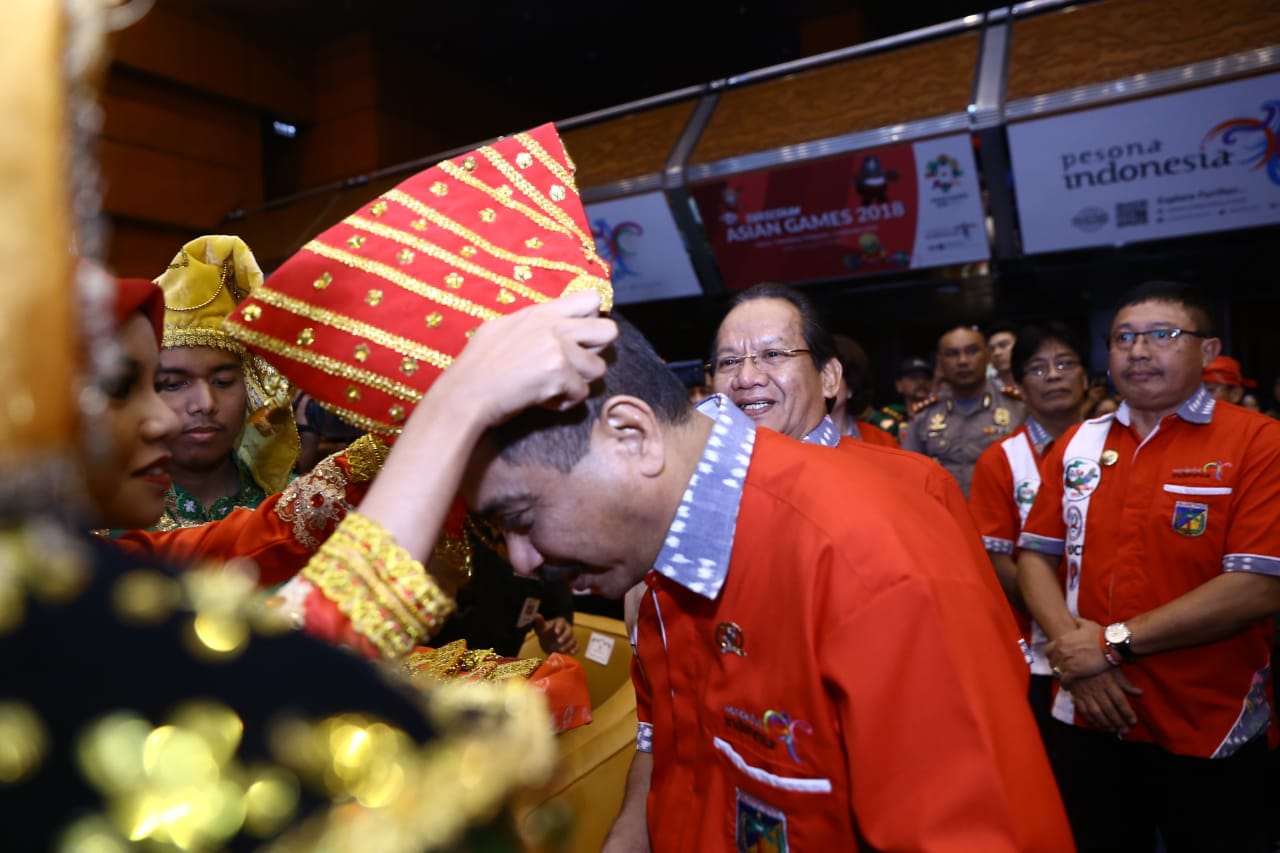 Menpar Arief Yahya menerima tanda kehormatan. foto:genpi.co