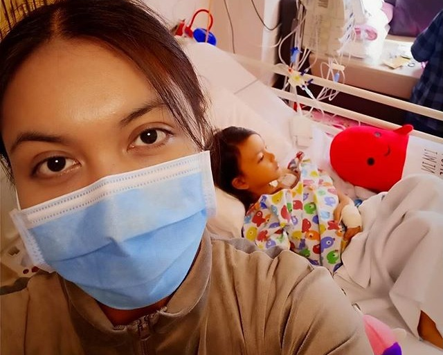 Denada menemani putrinya yang terbaring lemah di ranjang rumah sakit, National University Hospital.