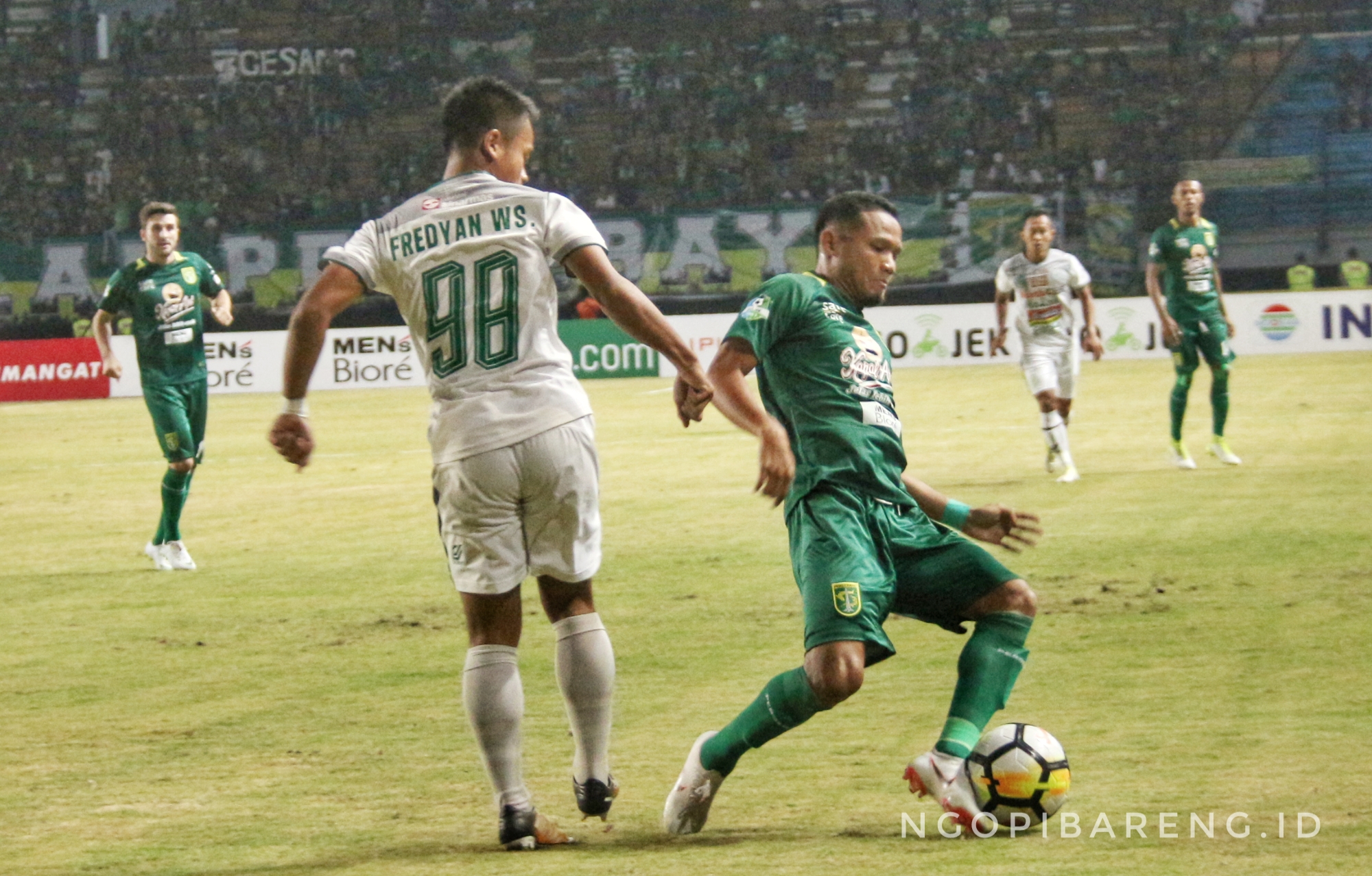 Pemain Persebaya, Oktavianus Fernando saat berduel dengan pemain PSMS Medan. (Foto: Haris/Ngopibareng)