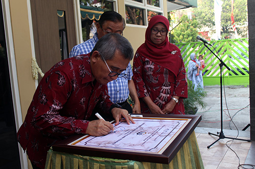 Rektor UNUSA, Prof Dr Achmad Jazidie menandatangani prasasti peresmian laboratorium tumbuh kembang anak, Kamis, 19 Juli 2018. (Foto: Istimewa)