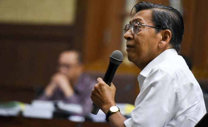  Mantan Wakil Presiden Boediono memberikan keterangan saat menjadi saksi dalam sidang kasus korupsi penerbitan Surat Keterangan Lunas BLBI dengan terdakwa Syafruddin Arsyad Tumenggung di Pengadilan Tipikor Jakarta, Kamis 19 Juli 2018. (foto: hafidz mubarak/antara) 