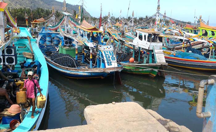 Perahu nelayan di dermaga pelabuhan Puger, Jember, jawa Timur. Jenis perahu seperti ini yang tenggelam hari ini, Kamis 19 Juli 2018. (foto: dok.ngobar)