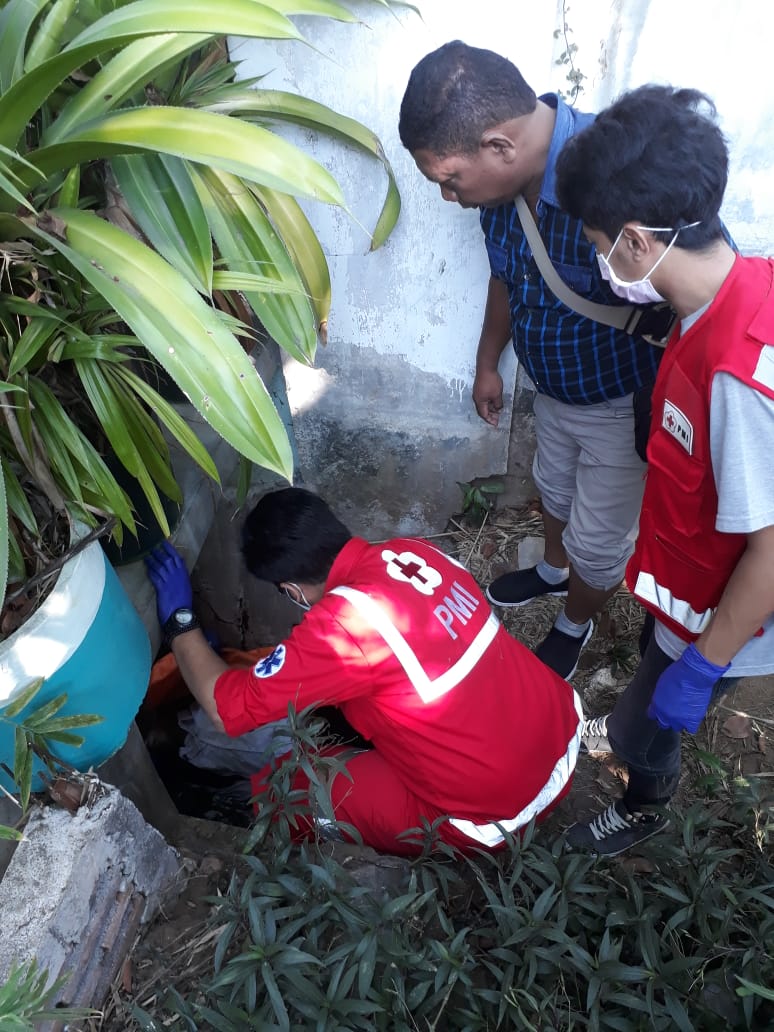 Petugas memeriksa lokasi tewasnya SMKN 5 Surabaya. (Foto: Tomi/ngopibareng.id)