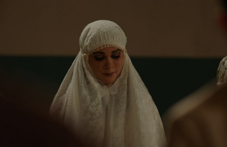 Luna Maya berperan sebagai Suzanna di film Bernafas dalam Lumpur.