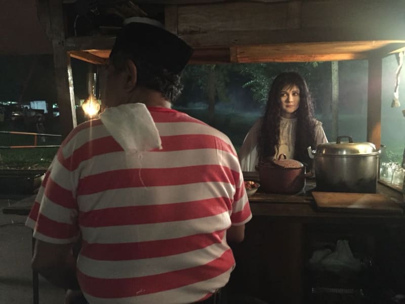 Adegan sosok Suzann diperankan Luna Maya pesan sate 200 tusuk.