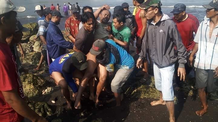 Warga mengangkat nelayan korban tenggelamnya Kapal Joko Berek (19/7). Foto : BNPB