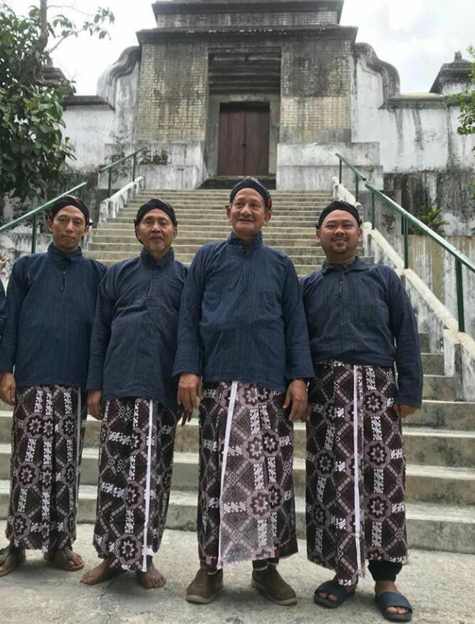 KH Agoes Ali Masyhuri bersama keramat di Makam Imogiri, Yogyakarta. (foto: dok ngopibareng.id)