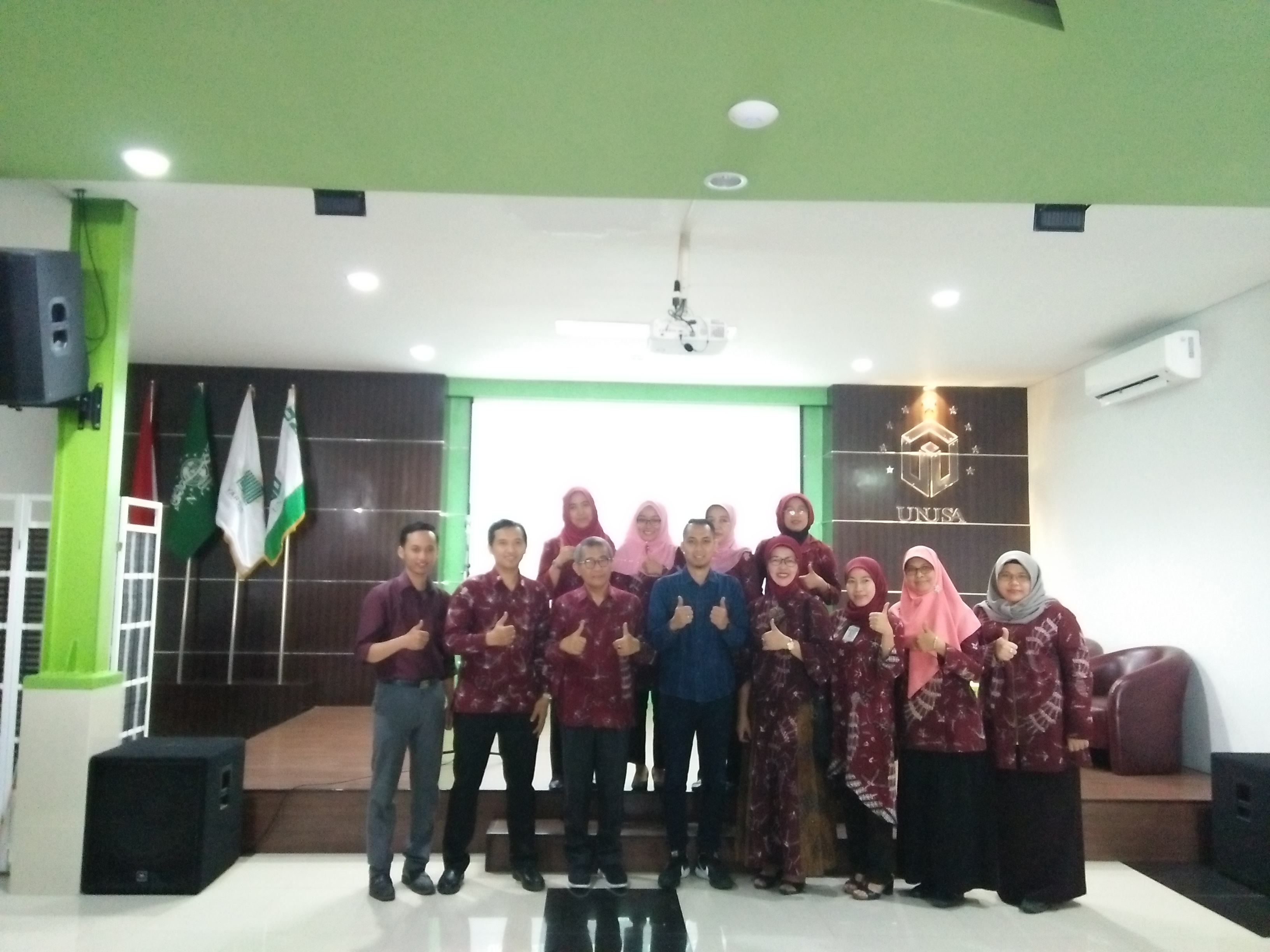 Rektor dan para staff Unusa berfoto bersama Narendra usai mengisi acara Career Training. (Amanah/ngopibareng.id)