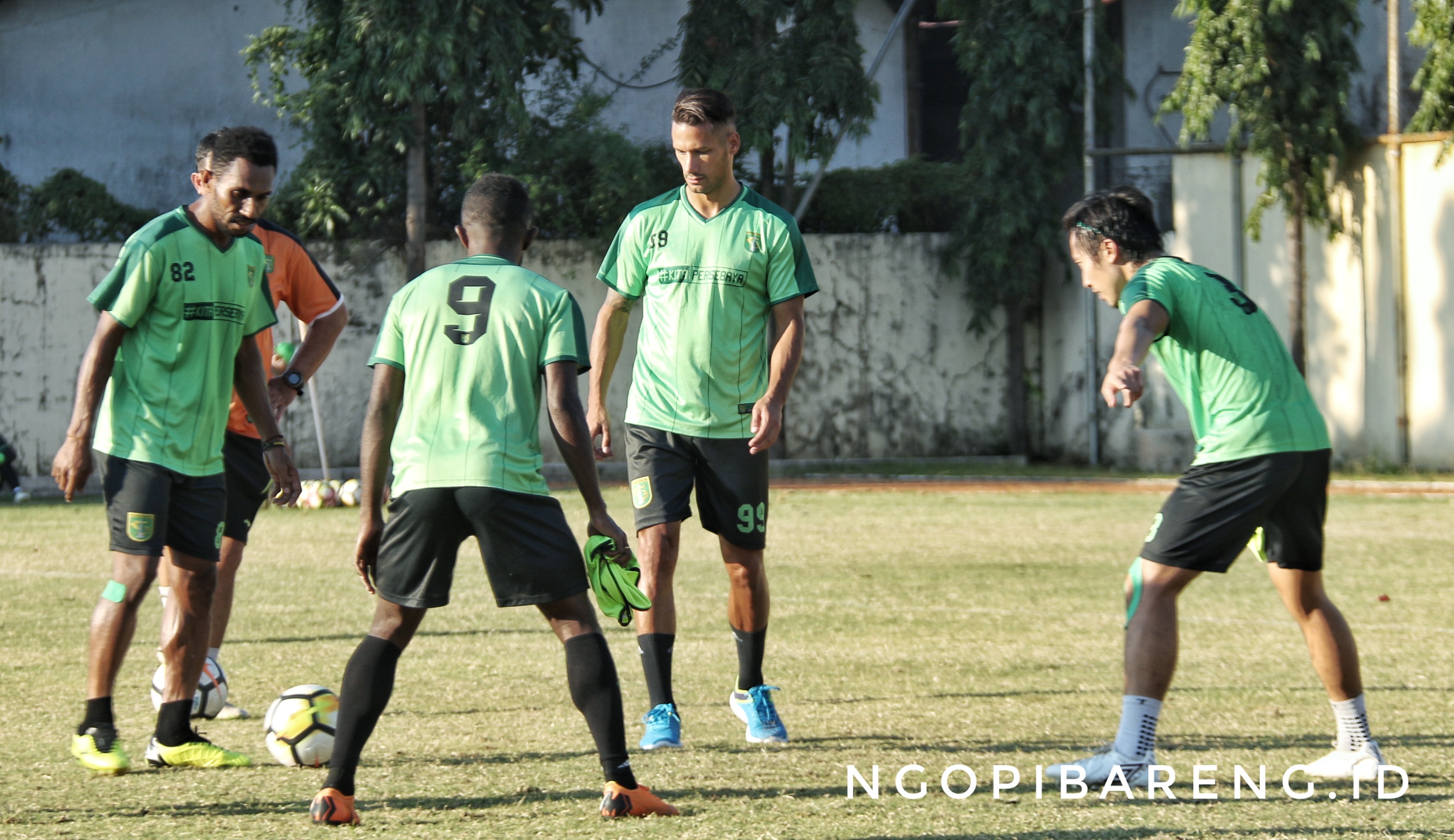 Pemain Persebaya, Raphael Maitimo ikuti latihan hari ketiganya bersma Bajol Ijo, di lapangan Polda Jatim, Kamis 19 Juli 2018. (foto: hrs/ngopibareng)