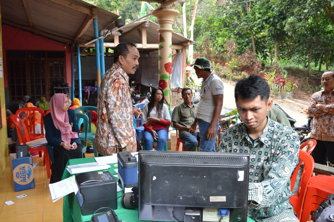 Petugas Dispendukcapil Kabupaten Mojokerto Berikan Pelayanan Administrasi Kependudukan Bagi Warga Desa Jembul