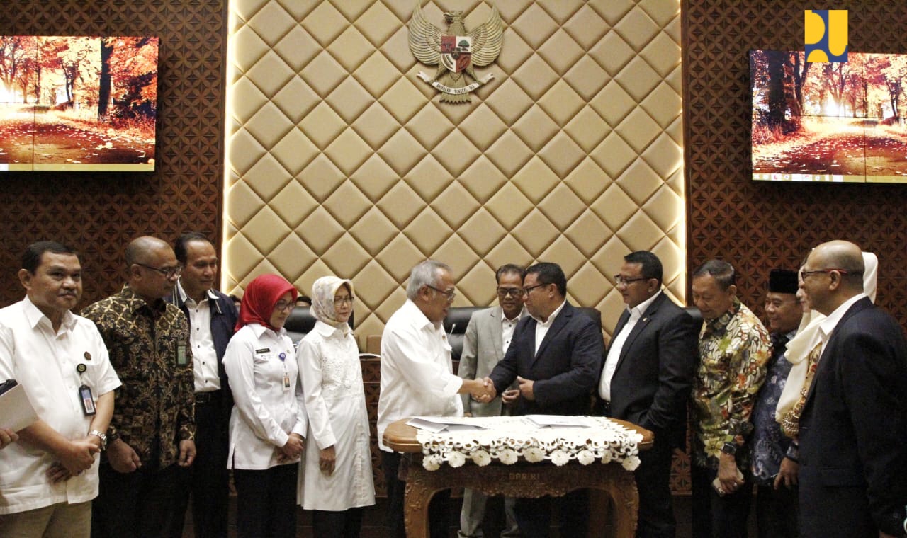  Rapat Kerja antara Komisi V DPR dengan beberapa Kementerian/Lembaga yang ditunjuk oleh Presiden Joko Widodo untuk mewakili Pemerintah dalam pembahasan RUU SDA, di Ruang Rapat Komisi V DPR, Jakarta, Rabu 18 Juli 2018. (Foto: Dok. PUPR)