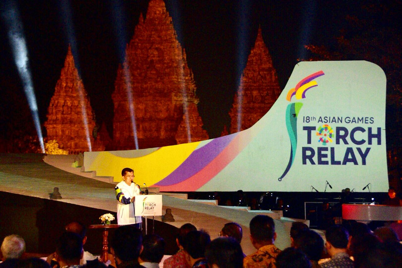 Wapres JK saat membuka Konser Kirab Obor di Lapangan Brahma, Kompleks Candi Prambanan, Sleman, Daerah Istimewa Yogyakarta, Rabu, 18 Juli 2018. (Foto: Dok. PUPR)